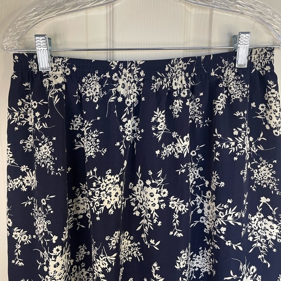 Blair floral‎ skirt with elastic waste. - Picture 8 of 9